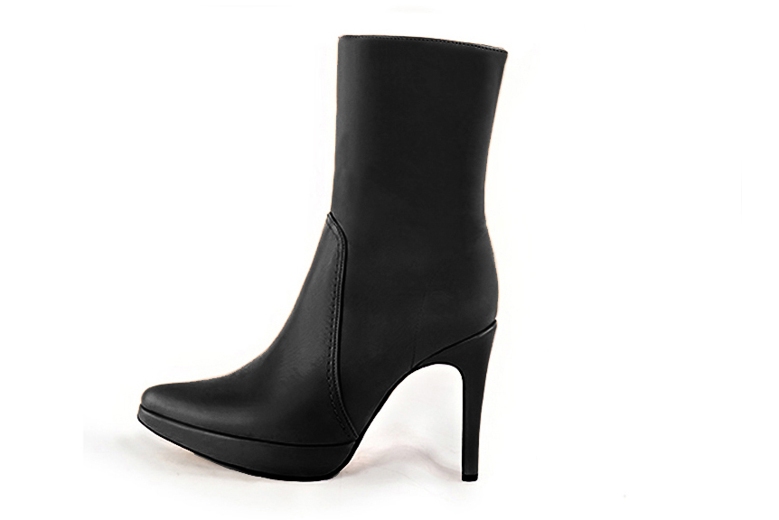 Satin black women's ankle boots with a zip on the inside. Tapered toe. Very high slim heel with a platform at the front. Profile view - Florence KOOIJMAN